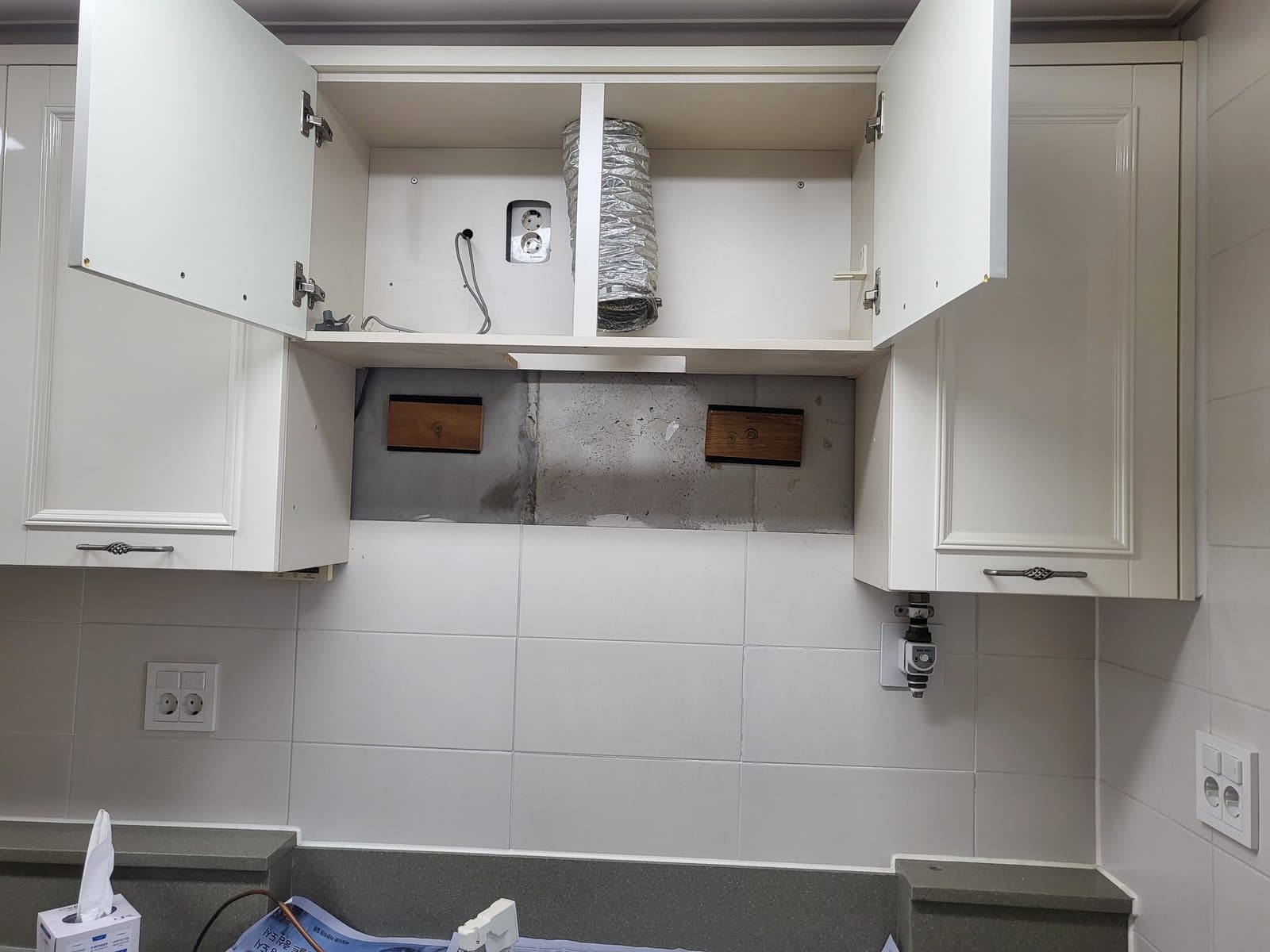 충주 주방후드 교체 기존 후드를 걷어내고 드러난 벽면 고정목과 그을음