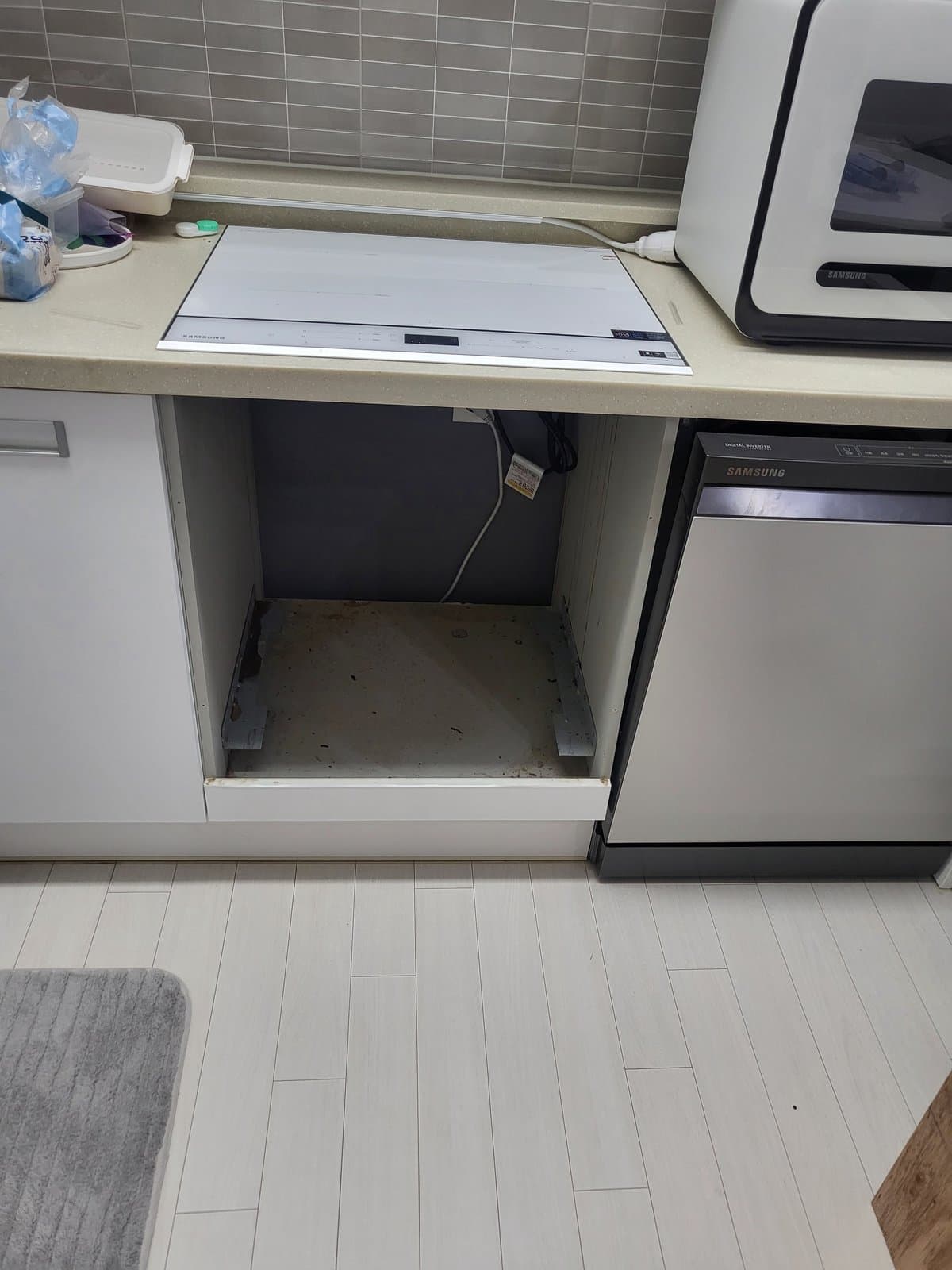 대덕구 싱크대 하부장 리폼 시공 전 빌트인 기기를 들어낸 빈 칸