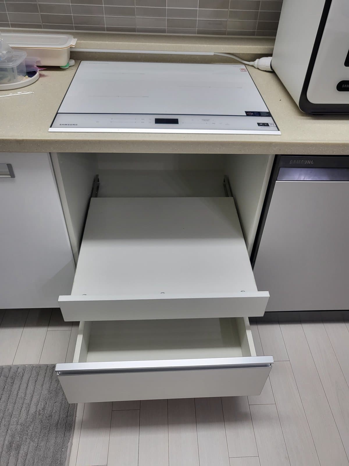 대덕구 싱크대 하부장 리폼 새 서랍 두 단을 레일에 걸어 넣는 과정