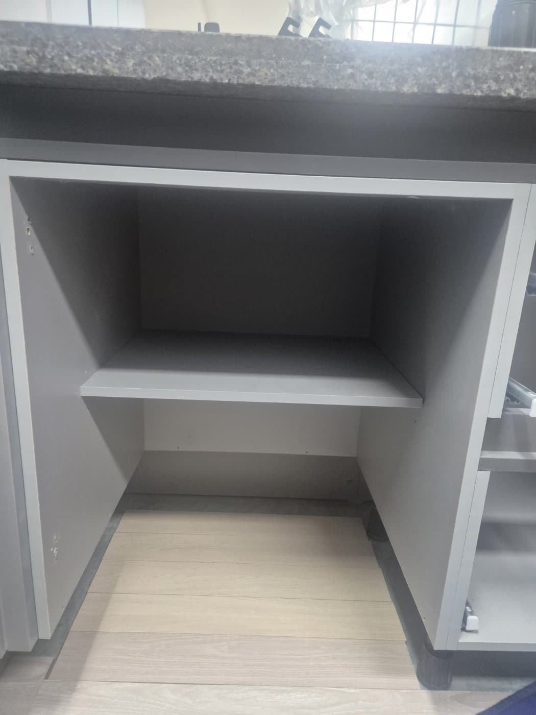 대전 서구 로봇청소기장 리폼 마루가 그대로 드러난 하부장 안쪽 바닥