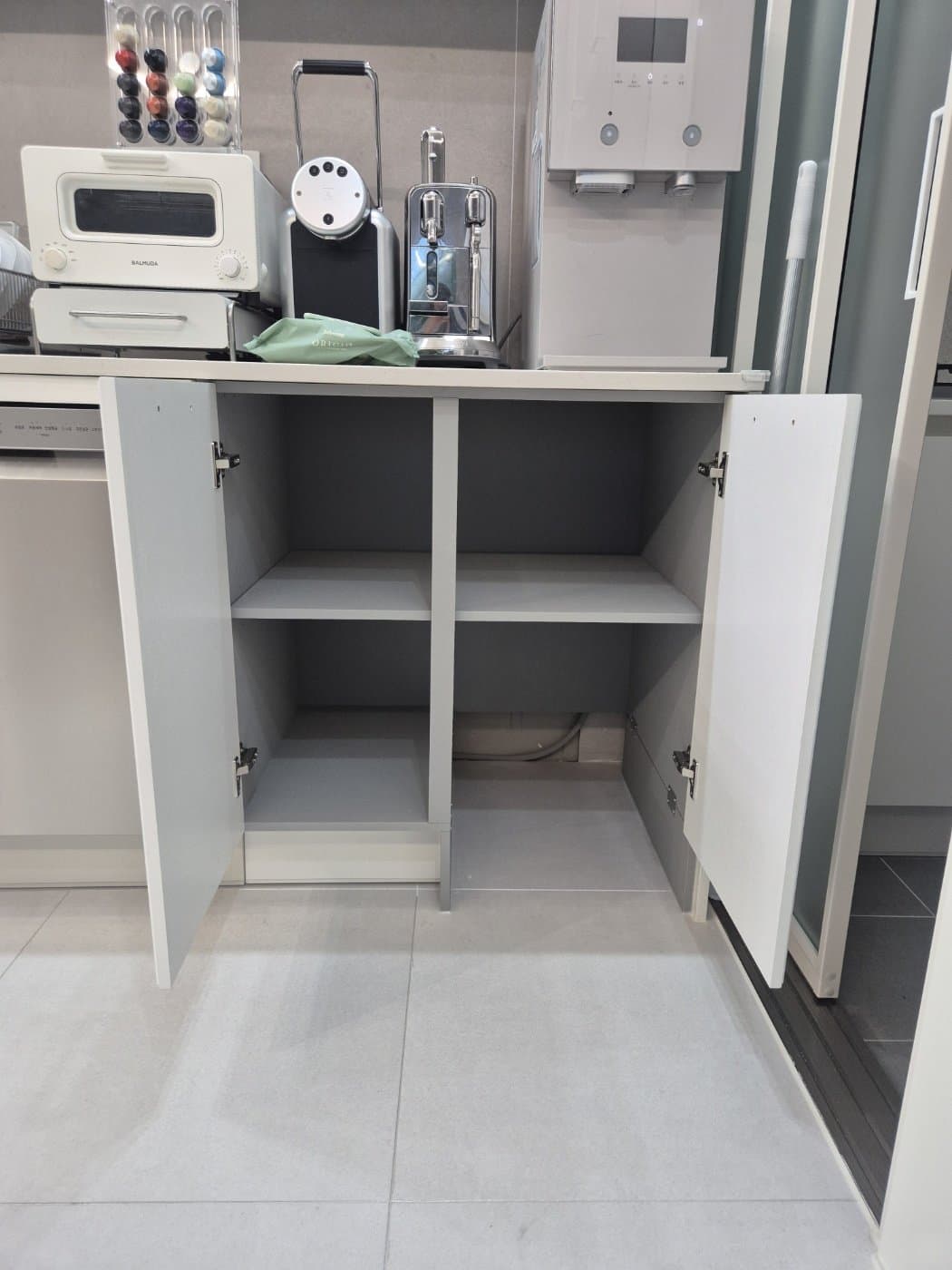 영등포 로봇청소기장 리폼 오른쪽 칸만 비우고 왼쪽 선반은 남긴 내부