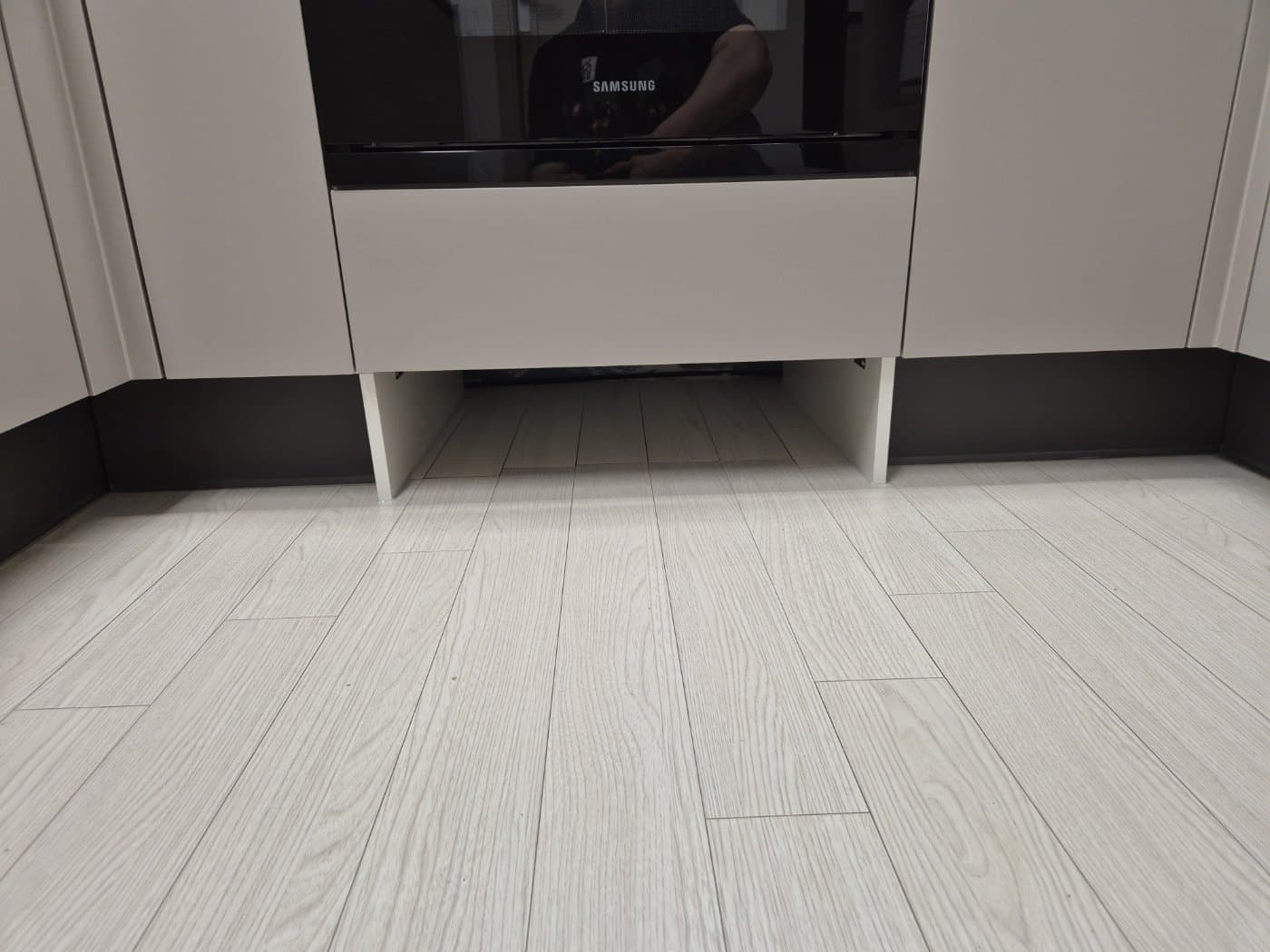 용산 로봇청소기장 리폼 오븐 아래로 열린 로봇 진입 통로 근접